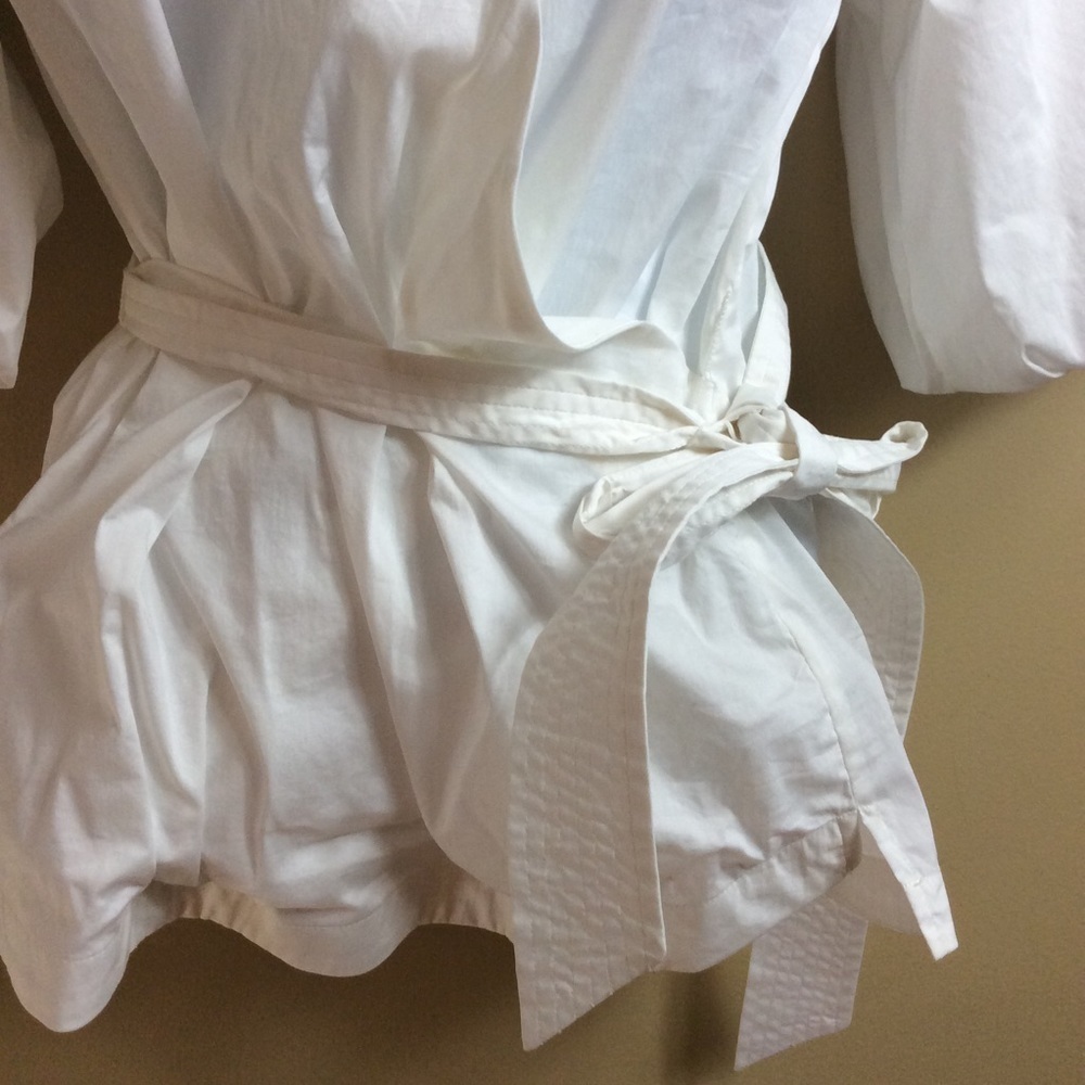 Elie Tahari puff sleeve belted wrap blouse. V-neck. Medium. White - Picture 5 of 10